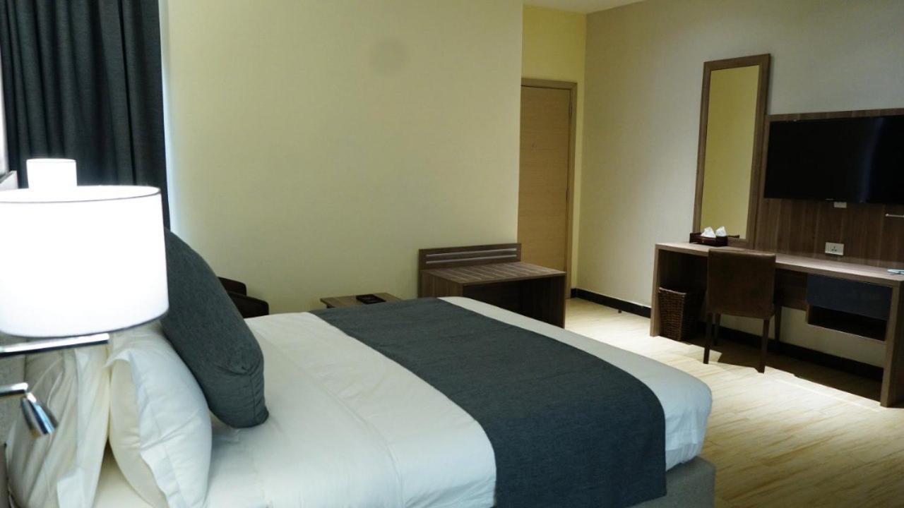 Triple E Hotel And Spa Addis Abeba Esterno foto